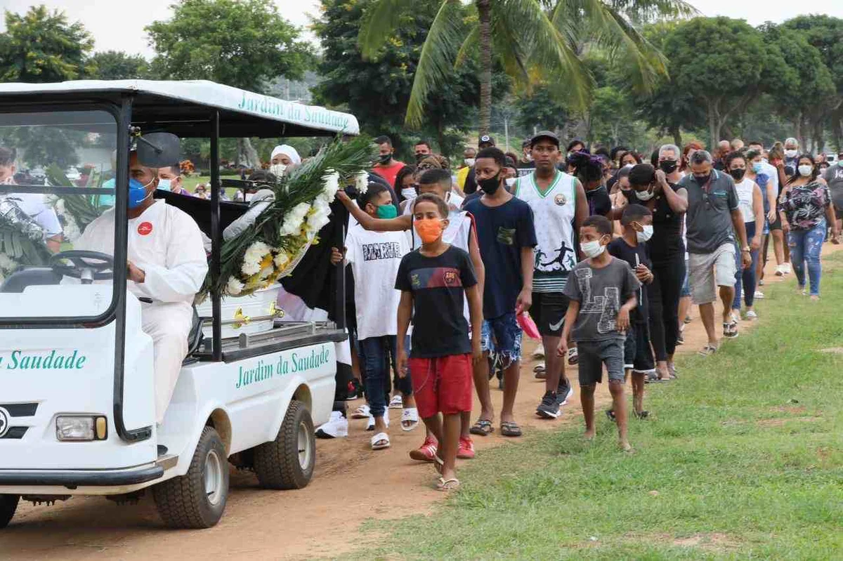 Enterro do corpo do menino Kaio, de 8 anos, morto com tiro na cabeça enquanto brincava em uma festa
Enterro do corpo do menino Kaio, de 8 anos, morto com tiro na cabeça enquanto brincava em uma festa