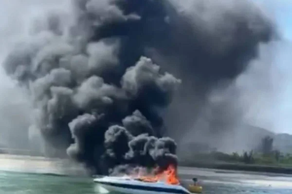 Imagem colorida de lancha que explodiu em Cabo Frio - Metrópoles