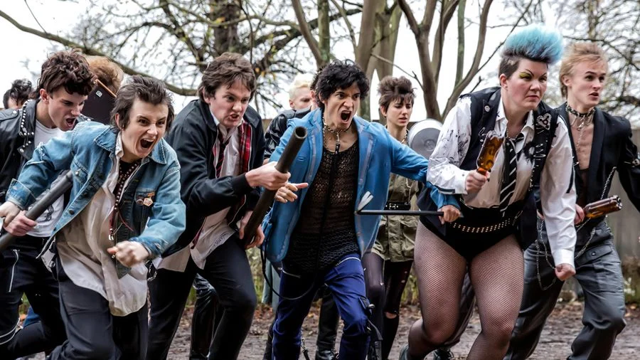 Como Falar com Garotas em Festas é um filme baseado em uma história de Neil Gaiman adaptada para os quadrinhos por Fábio Moon e Gabriel Bá. Dois garotos de Londres em busca de diversão acabam indo parar literalmente em uma festa do outro mundo. Com Nicole Kidman e Elle Fanning, estreia em no dia 1º de março Como Falar com Garotas em Festas é um filme baseado em uma história de Neil Gaiman adaptada para os quadrinhos por Fábio Moon e Gabriel Bá. Dois garotos de Londres em busca de diversão acabam indo parar literalmente em uma festa do outro mundo. Com Nicole Kidman e Elle Fanning, estreia em no dia 1º de março