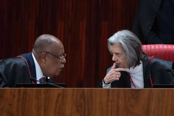 imagem colorida dos ministros Benedito Gonçalves e Cármen Lúcia