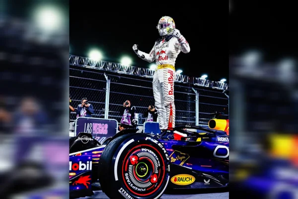 Foto mostra o Piloto Max Verstappen após vitória em Las Vegas