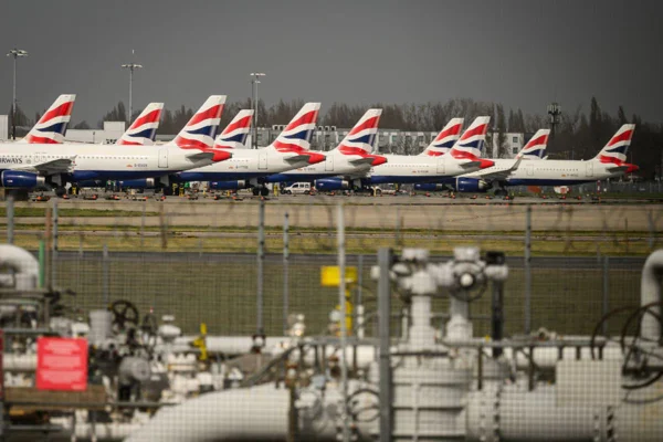 Imagem de aviões parados no pátio do aeroporto de Londres - Metrópoles