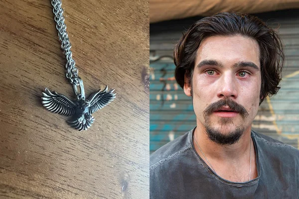 À esquerda, colar de fênix usado por Nicolas Prattes em Todas as Flores; à direita, Nicolas Prattes interpreta Diego em Todas as Flores - Metrópoles