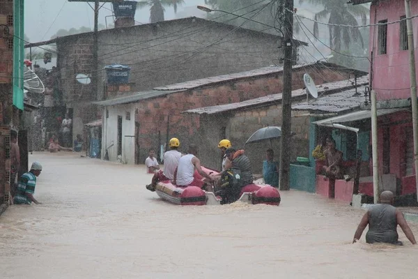 Sobe para nove número de mortos vítimas da chuva no Grande Recife