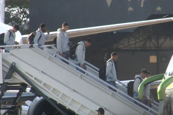 Imagem colorida do Grêmio desembarcando em Brasília - Metrópoles