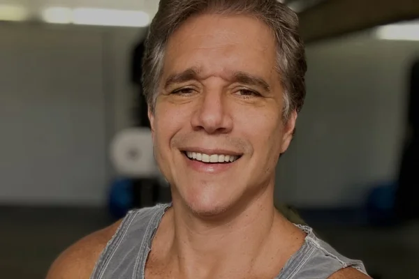 Márcio Garcia reduz valor de venda de mansão “encalhada” há 2 anos