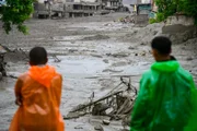 Inundações repentinas e deslizamentos de terra ao longo do rio Trishuli