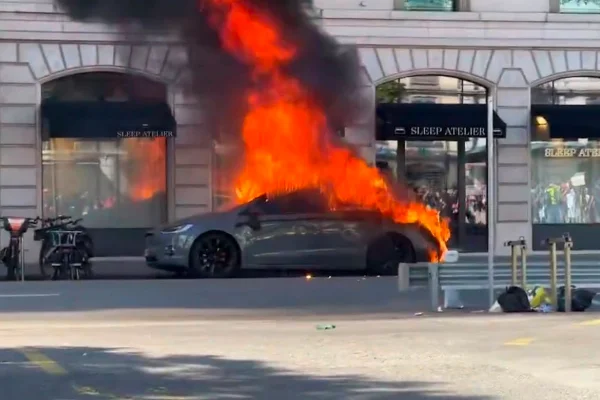 imagem colorida de protesto em genebra, na suíça, contra a cúpula do g7