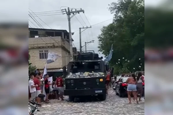 Vídeo: caveirão do Bope é “engolido” por santinhos de candidatos no RJ
