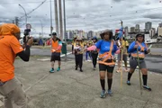 Fiéis posam para foto em romaria