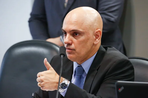 Alexandre tornará Bolsonaro investigado no inquérito das fake news