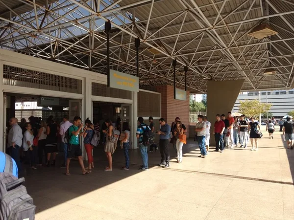 Rompimento de adutora gera filas nas estações de metrô em Águas Claras