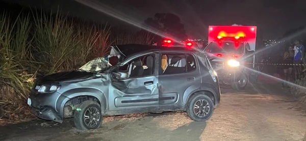 Imagem colorida de carro após acidente - Metrópoles