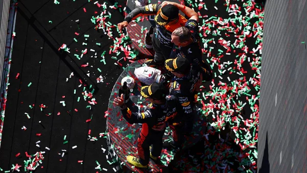Lando Norris quebra troféu de Max Verstappen em comemoração - Metrópoles