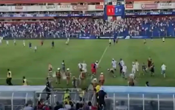 Torcedores do Paraná invadem campo para agredir jogadores