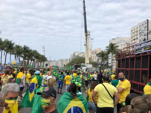 Manifestantes se aglomeraram na orla da praia, a maioria sem máscara