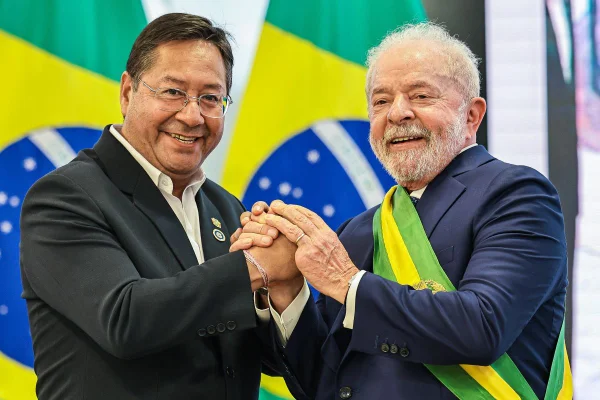 Imagem colorida mostra os presidentes da Bolívia, Luis Arce, e do Brasil, Luiz Inácio Lula da Silva, se cumprimentando - Metrópoles