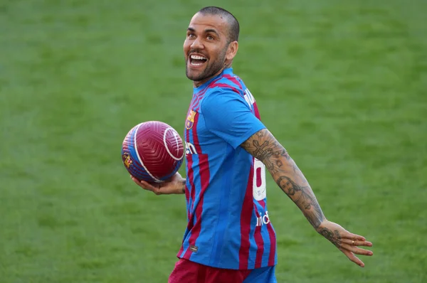 Daniel Alves durante apresentação de retorno ao Barcelona