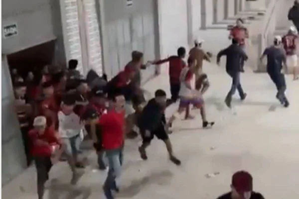 Torcedores invadem estádio durante jogo de futebol na Paraíba