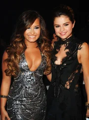 Demi Lovato e Selena Gomez no MTV Video Music Awards de 2011 Demi Lovato e Selena Gomez no MTV Video Music Awards de 2011