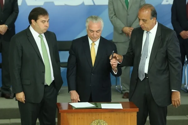 Governo pretende suspender intervenção no Rio para votar Previdência