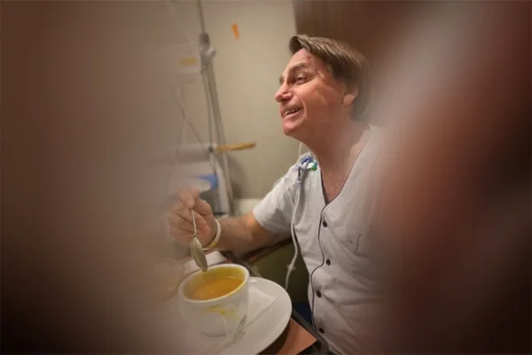 Bolsonaro toma sopa em hospital