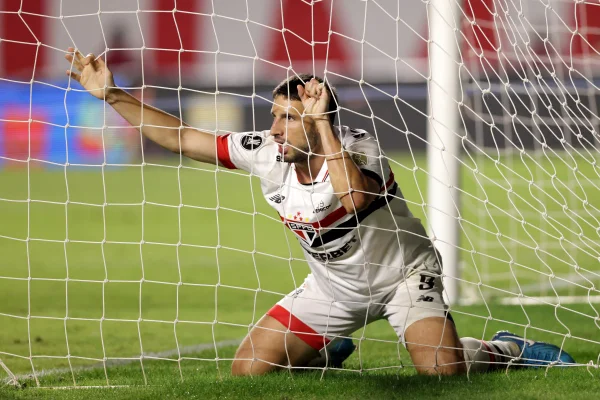 Foto colorida de Calleri lamentando - Metrópoles
