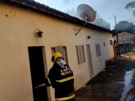 homem-ateia-fogo-propria-casa-ms-metropoles