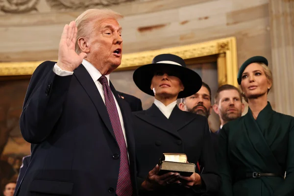 Donald Trump com Melania e Ivanka Trump na posse -- Metrópoles