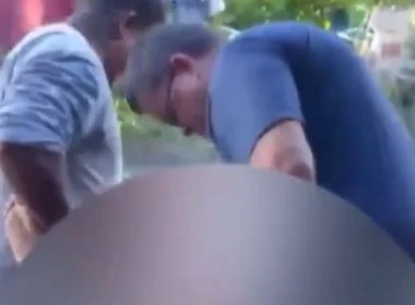 Vídeo: prefeito de Itapebi (BA) arrasta idoso nu e joga balde de água