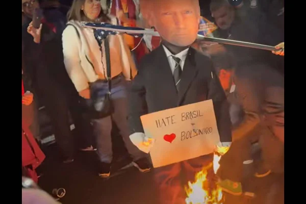 Manifestantes queimam boneco de Trump - Metrópoles