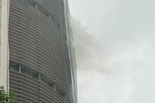 Imagem colorida de incêndio no Copan. Metróples