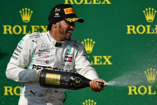 Na Hungria, Hamilton ultrapassa Verstappen no fim e vence na Fórmula 1