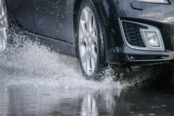 Saiba como dirigir com segurança e evitar a aquaplanagem