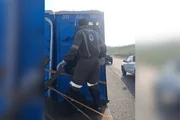 Jovem não percebeu o trânsito parar e foi arremessado para dentro da cabine de um banheiro químico após a colisão Jovem não percebeu o trânsito parar e foi arremessado para dentro da cabine de um banheiro químico após a colisão