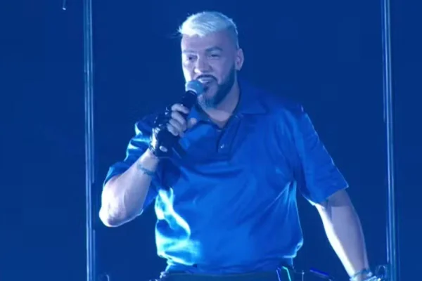 Foto colorida de Belo no show no BBB24 - Metrópoles