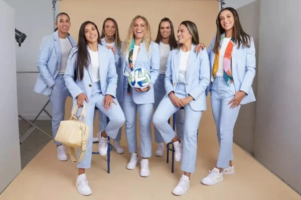Seleção brasileira feminina de futebol usando looks azuis de alfaiataria - Metrópoles