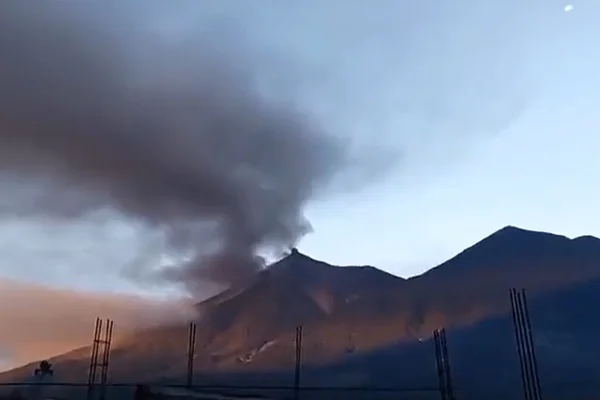 Imagem mostra fumaça saindo do Vulcão de Fogo na Guatemala - Metrópoles