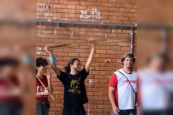 Estudantes da UnB usam pau para ironizar “diálogo com extrema direita”