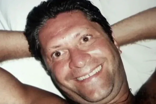 Homem branco deitado sorri com os olhos abertos. Ele é Sérgio Nahas - Metrópoles