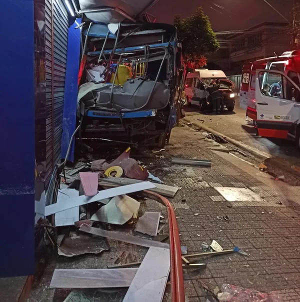 Acidente entre ônibus e van deixa mais de 20 feridos em Belo Horizonte