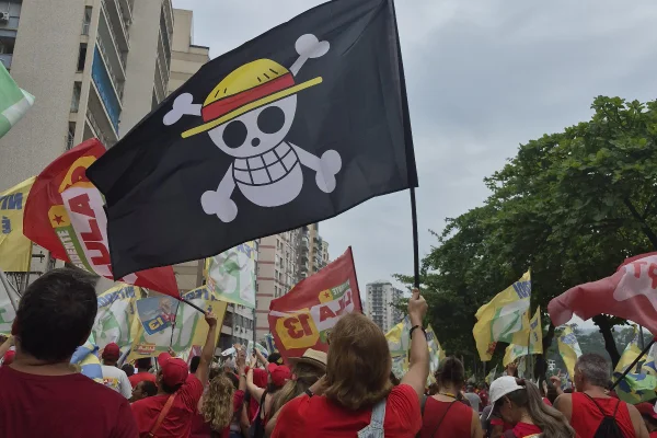 Imagem colorida, Bandeira do anime "One Piece" em atos pró-Lula: entenda o significado - Metrópoles