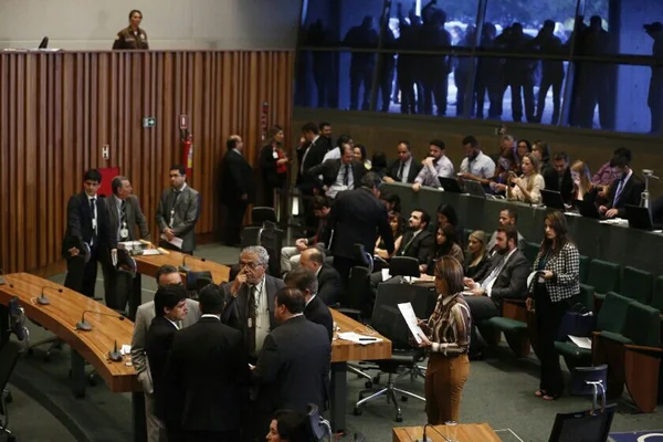Distritais aprovam regulamentação do Uber no DF, mas limitam o X