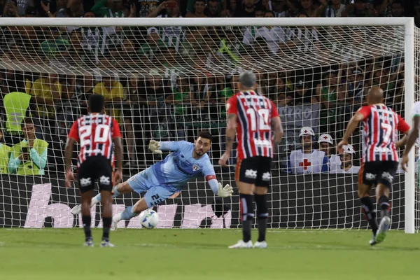 Foto colorida da defesa do goleiro Rafael, durante Atlético Nacional x São Paulo - Metrópoles