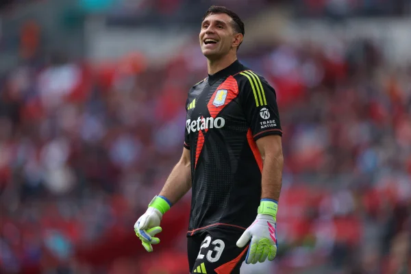 Foto colorida de Dibu Martínez, goleiro do Aston Villa - Metrópoles