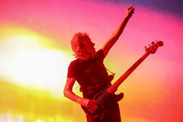 Roger Waters quer fazer show na fronteira entre EUA e México