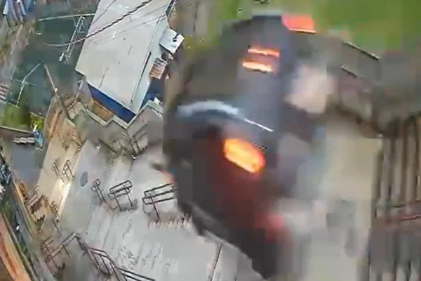 motorista perde o controle e carro despenca em escadaria de SP - Metrópoles