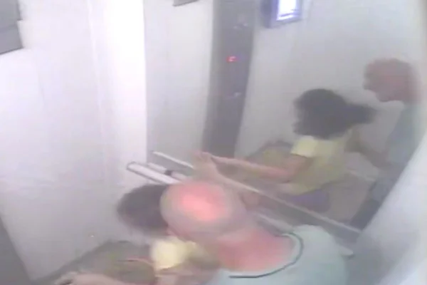 Foto colorida de câmera de segurança flagrando agressão de pai contra filha de 6 anos dentro de elevador de condomínio, na zona norte de São Paulo.