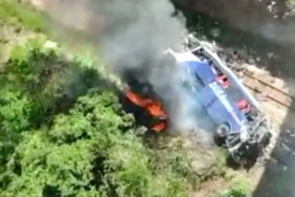 ACIDENTE ONIBUS VIADUTO EM JOÃO MONLEVADE MG