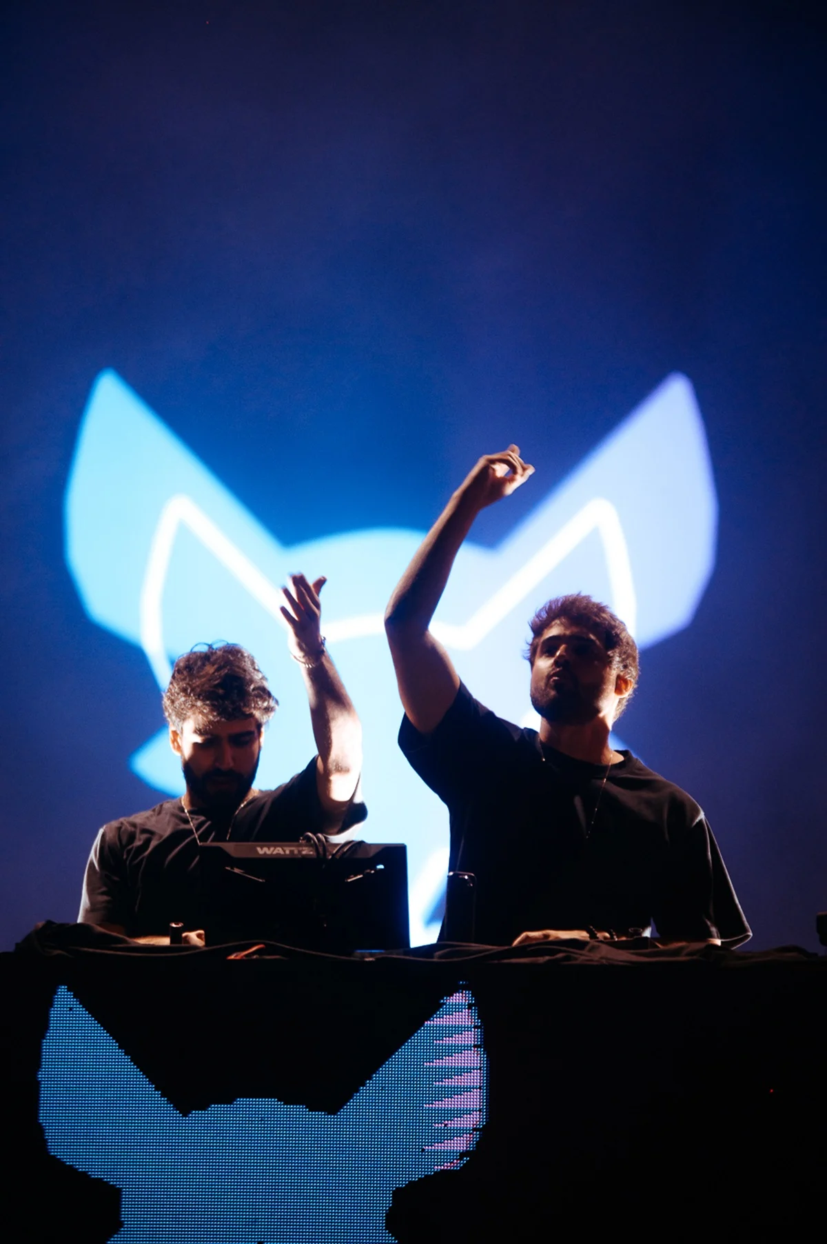 Cat Dealers: dupla brasileira reconhecida internacionalmente por suas apresentações em grandes festivais Cat Dealers: dupla brasileira reconhecida internacionalmente por suas apresentações em grandes festivais